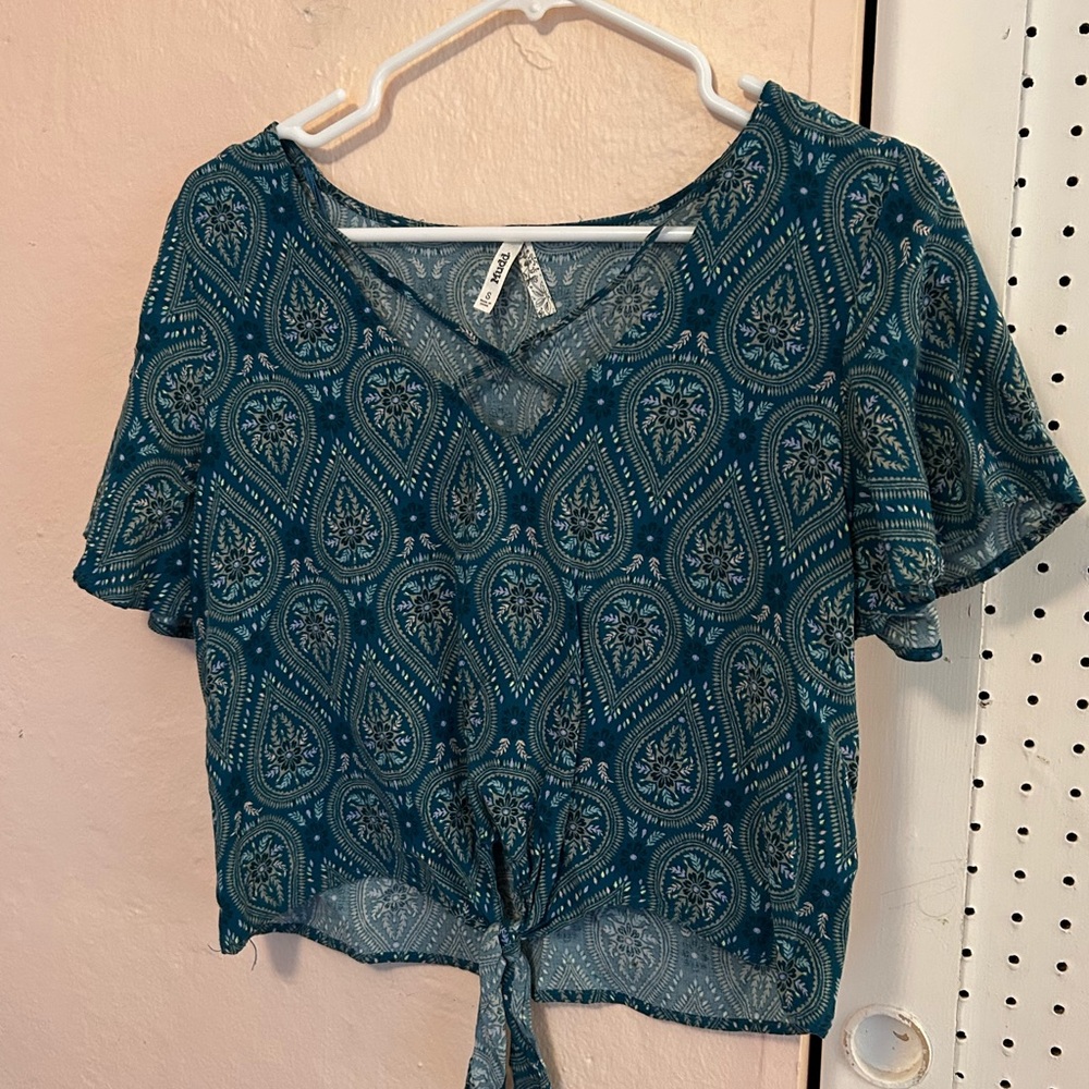 (SOLD) Mudd Blue Flutter Sleeve Crop Blouse